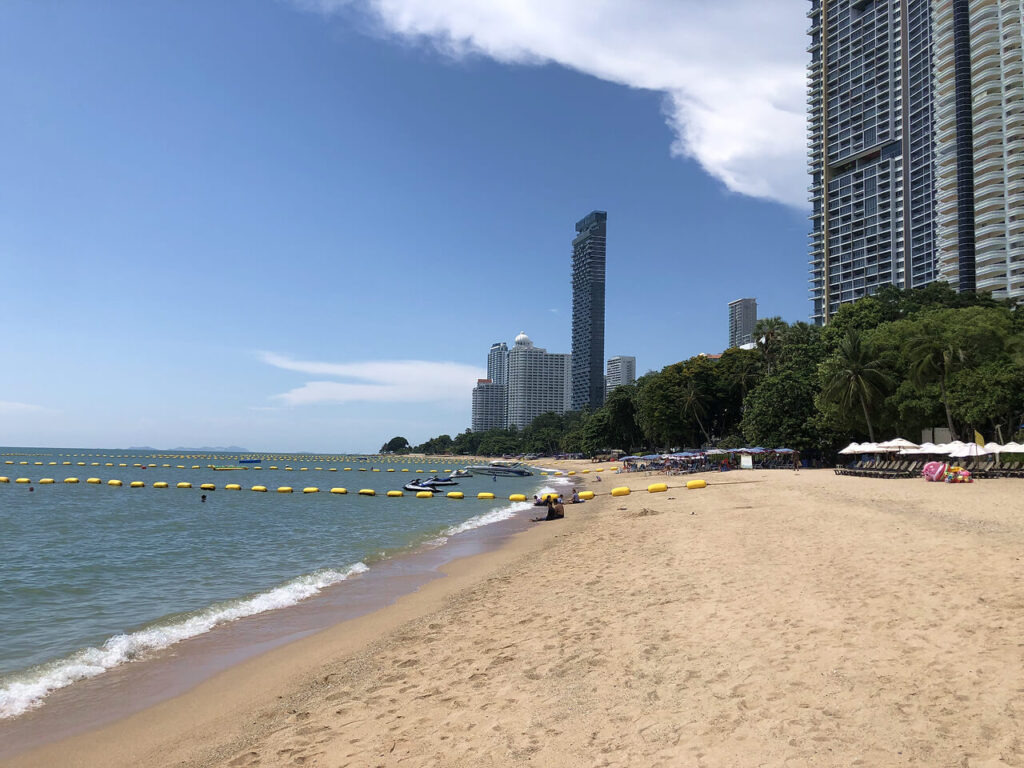 The right side of Wongamat Beach