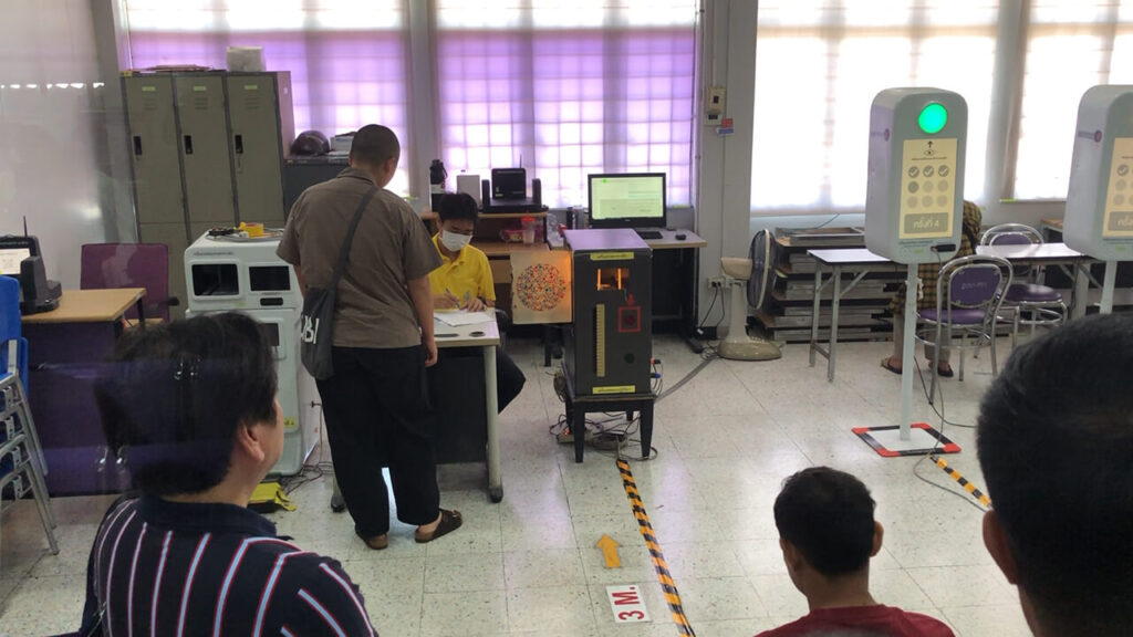 Depth perception and reaction tests for a Thai driving license