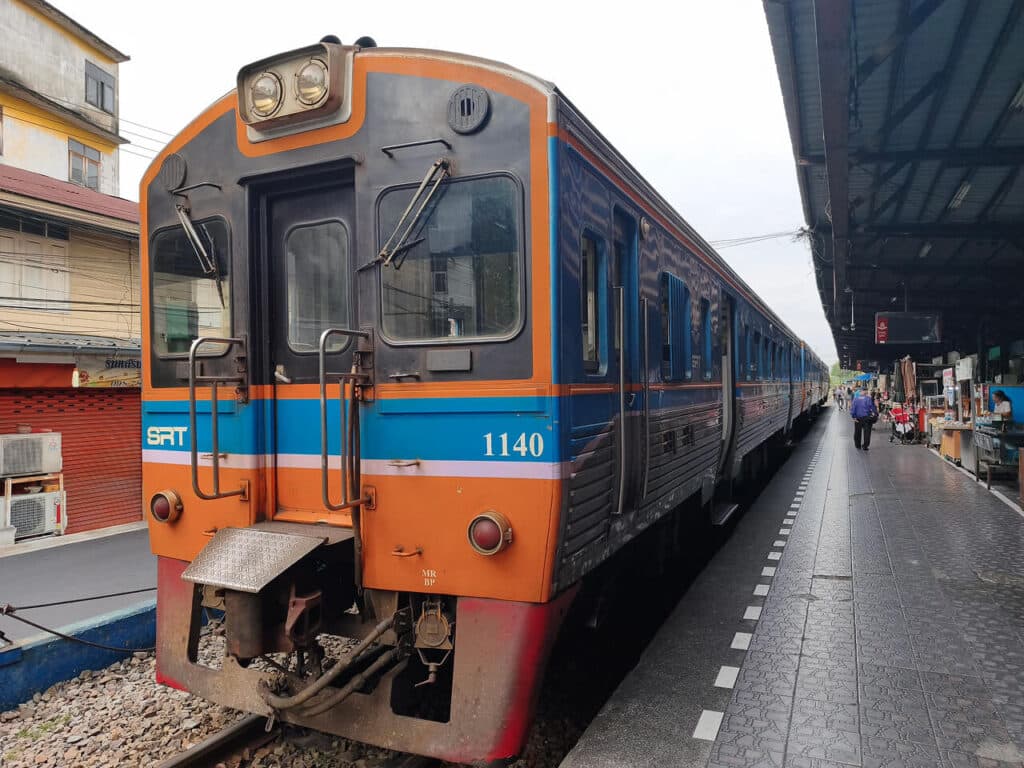 Train at Wongwian Yai Station