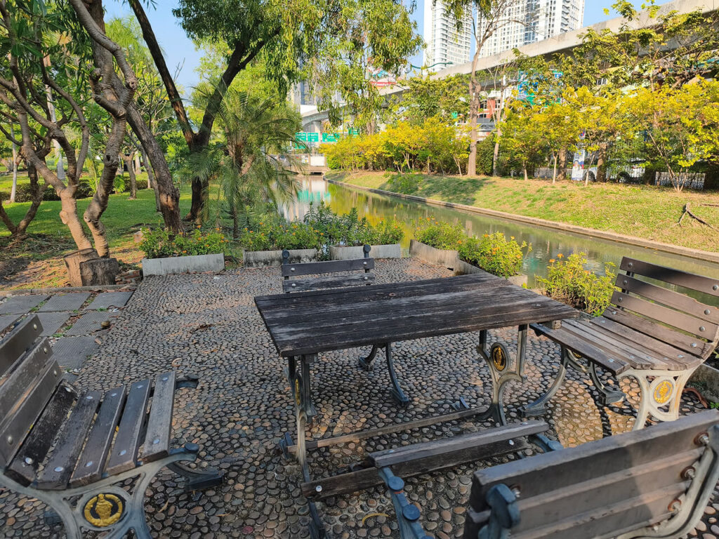 areas with tables and chairs for picnics at Chatuchak Park