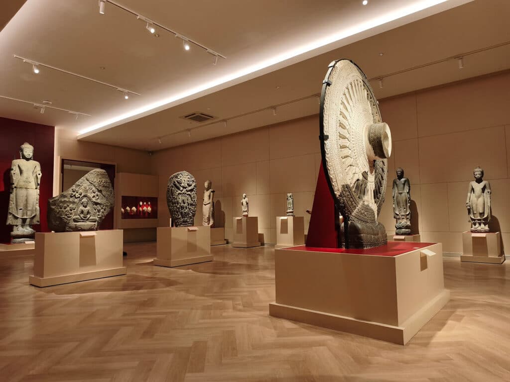 The Maha Surasinghanat building, which displays archaeological finds and the history of Thailand up to the 13th century AD