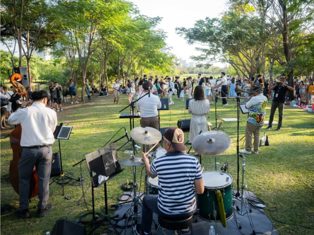 Live music perfomance at Rot Fai Park