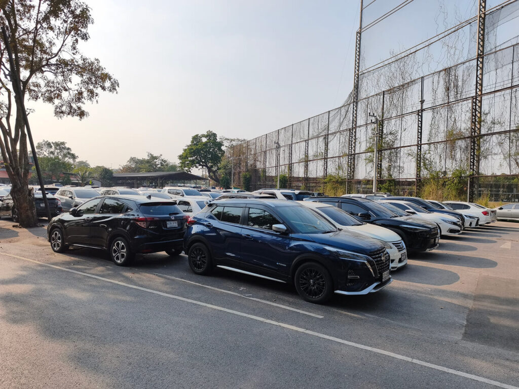 Parking lot at Rot Fai park