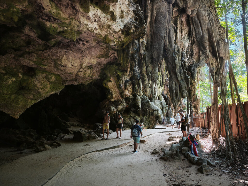 Road from Railay beach to Phra Nang beach